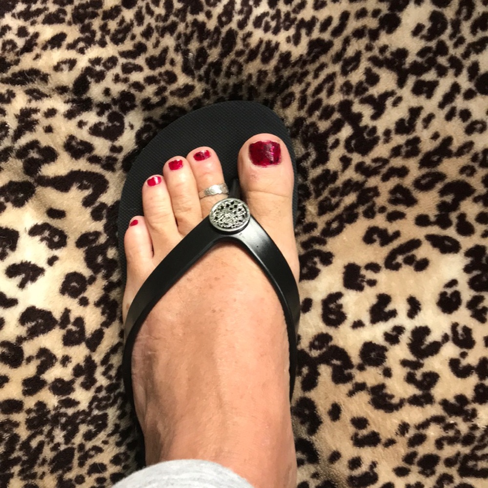 2/$30 Vince Camuto Flip Flip Sandals Black 7 πΊ - Picture 2 of 5